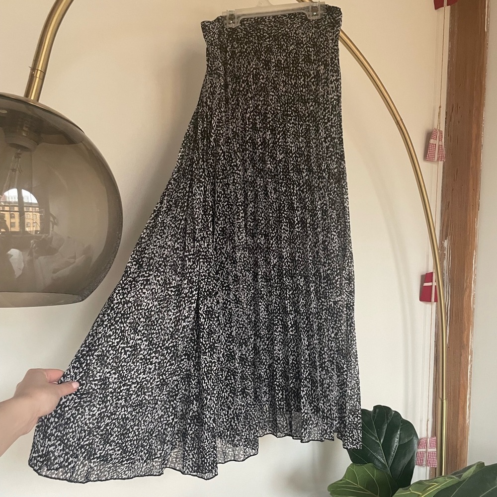 Pleated black and white pattern midi skirt